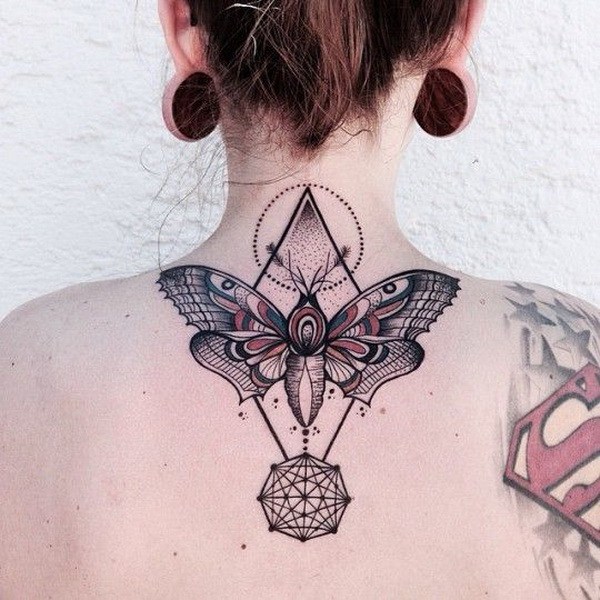 Tatuaje de mariposa en la parte posterior del cuello con un montón de elementos complementarios y detalles. 