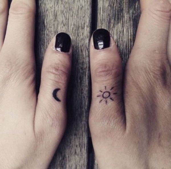 Tiny Sun y Moon Finger Tattoo. 