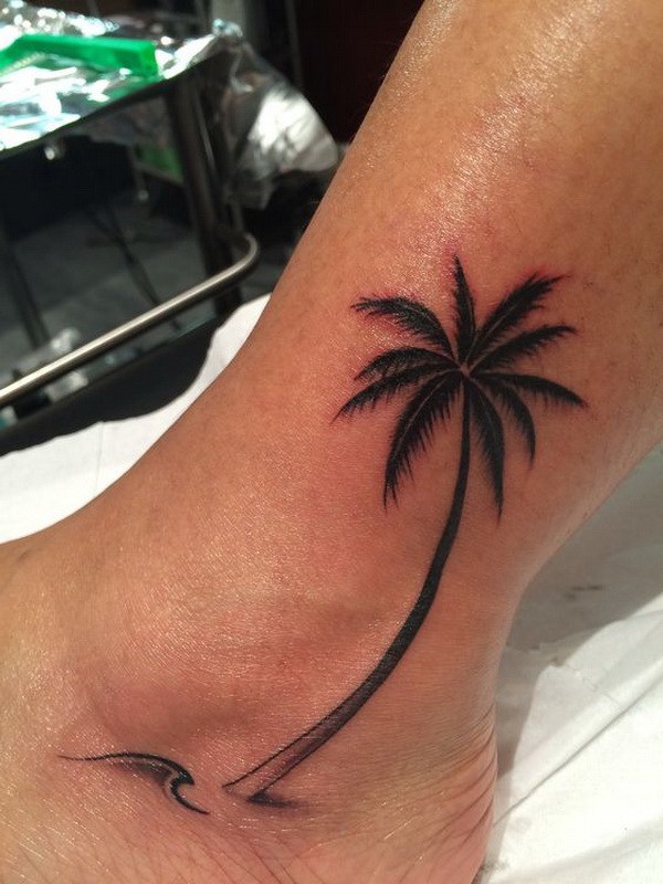 Tatuaje de tobillo de árbol de Palma. 