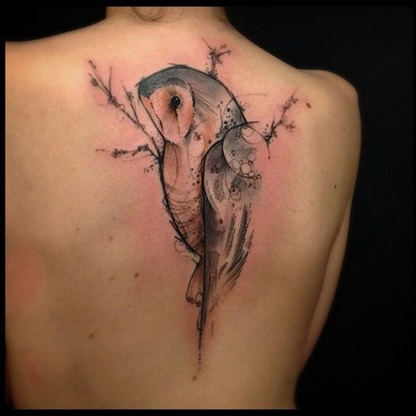 Owl Tattoo on Back.  Más a través de https://forcreativejuice.com/attractive-owl-tattoo-ideas/ 
