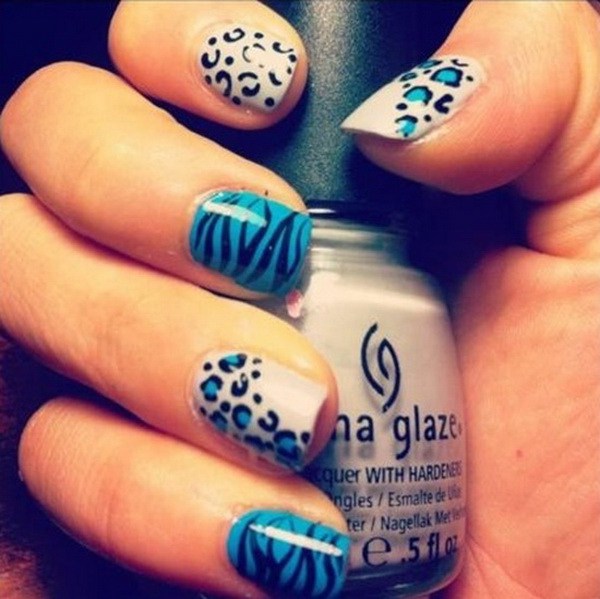 Estampados de leopardo en uñas temáticas azules. 