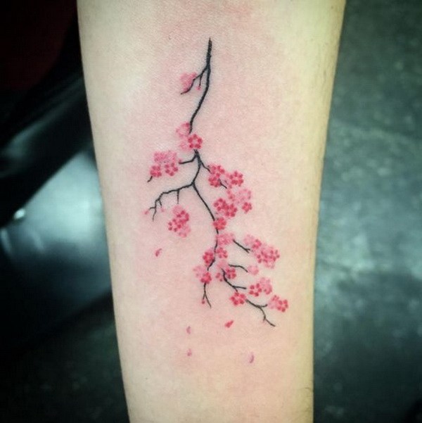 Delicado tatuaje de muñeca de flor de cerezo. 