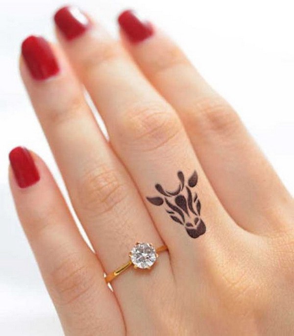 Elegante diseño de tatuaje de dedo. 