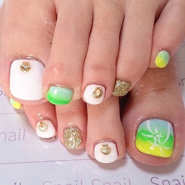 Gold Seashell Toe Nail Design. 