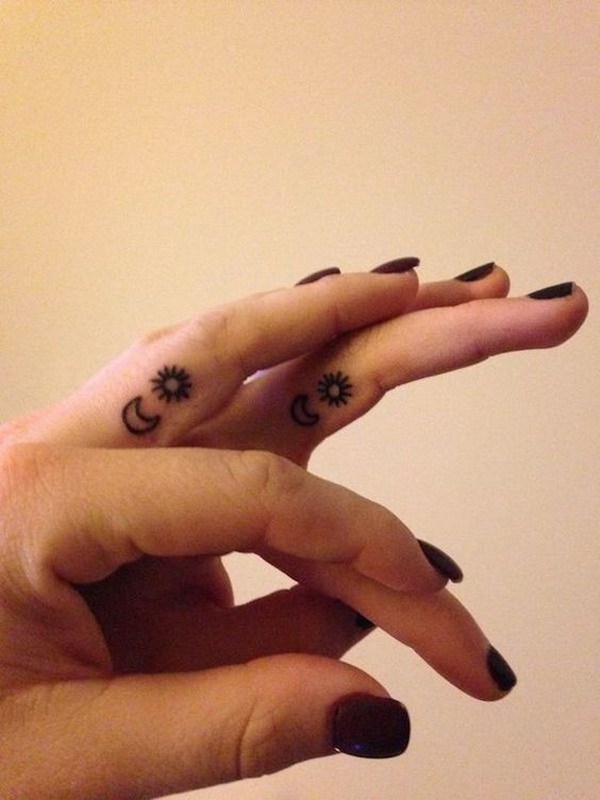 Tiny Sun y la luna BFF tatuajes en el dedo. 
