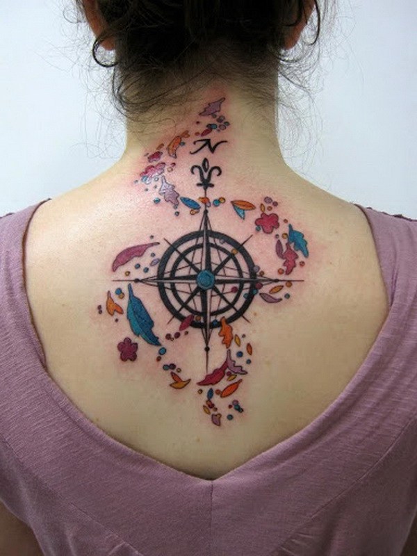 Brújula Tattoo Design en espalda para mujeres. 