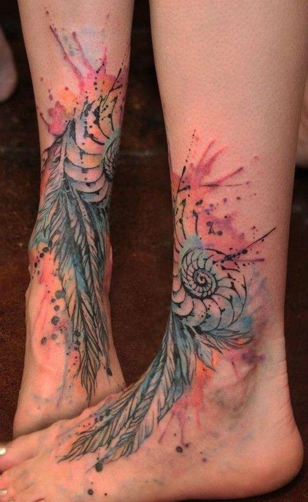 Tatuaje de tobillo con conchas y plumas. 