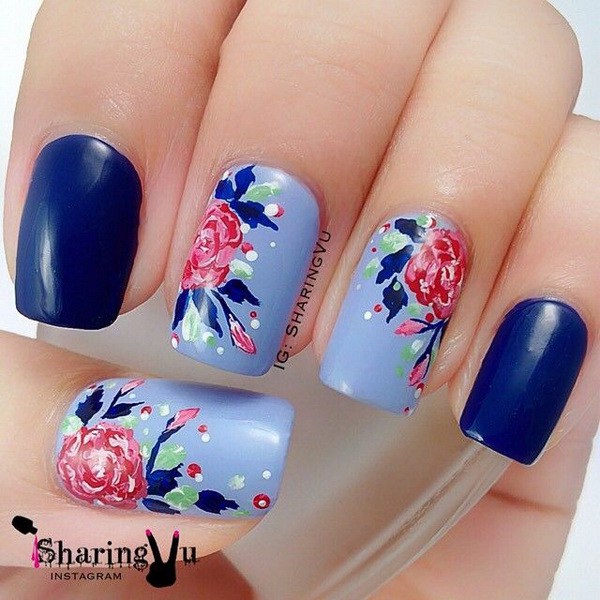 Diseño de uñas de flor de fondo azul. 