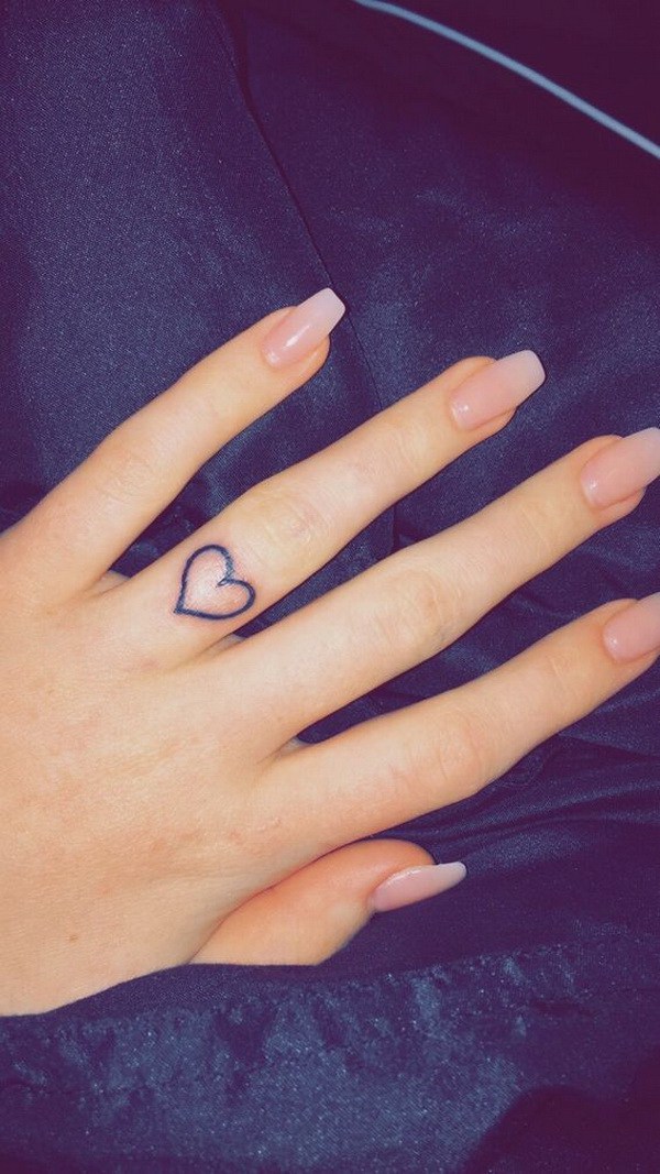 Tatuaje del corazón del dedo del anillo de la venda de boda. 