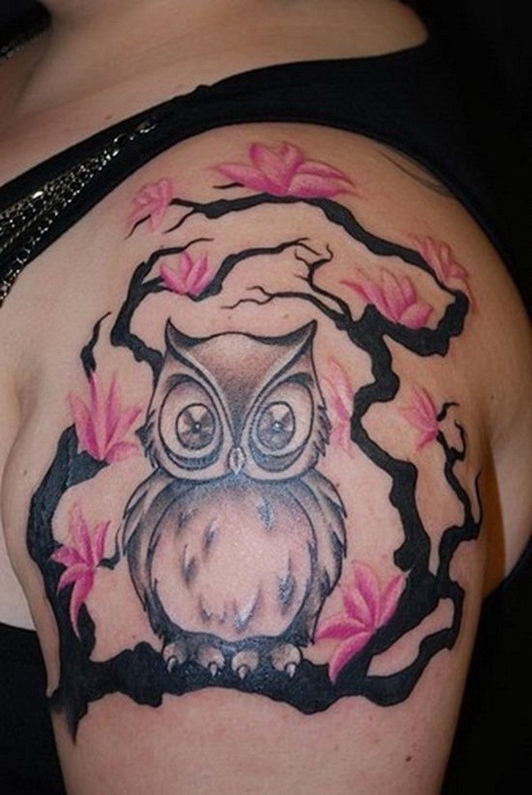 Flores rosadas y diseño del tatuaje del búho.  Más a través de https://forcreativejuice.com/attractive-owl-tattoo-ideas/ 