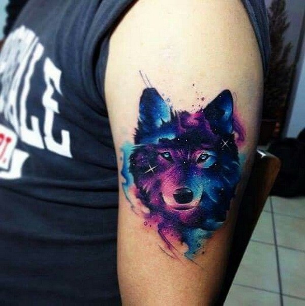 Tatuaje de lobo acuarela para hombres. 