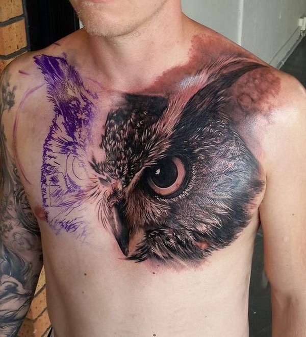 Mejor diseño de tatuaje de búho en el pecho para hombres.  Más a través de https://forcreativejuice.com/attractive-owl-tattoo-ideas/ 