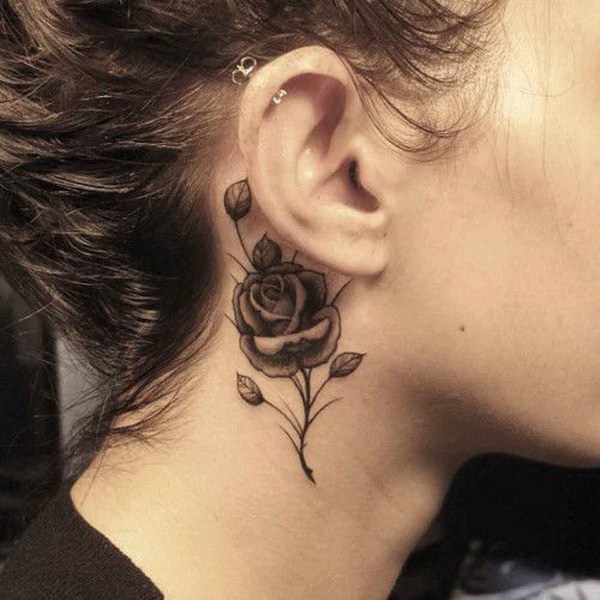Rose Ear Tattoo Design en gris. 