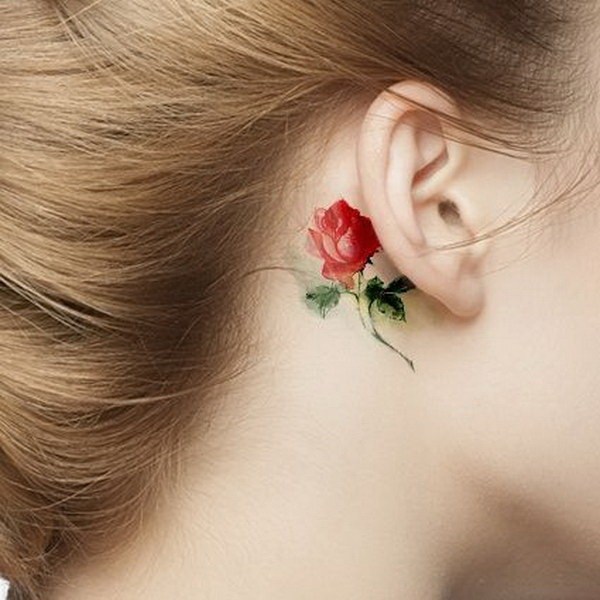 Acuarela Rose Tattoo detrás del oído. 