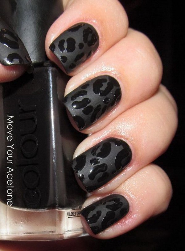 Manicura negra de leopardo para uñas cortas. 