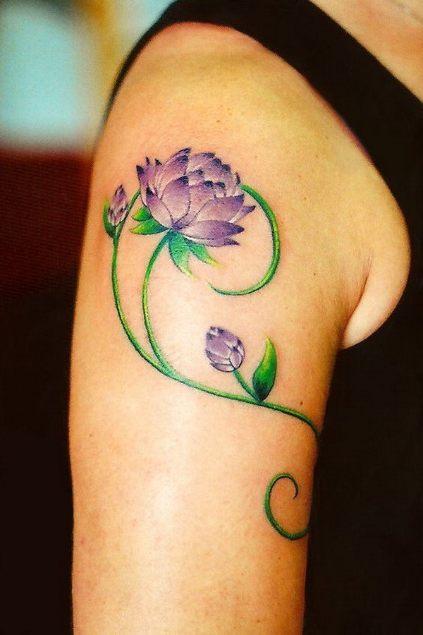 Flor de loto púrpura con hojas verdes tatuaje en la manga. 