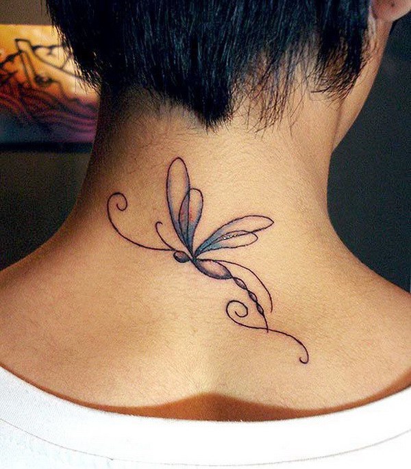 Lindo diseño de libélula en el cuello de una mujer. 