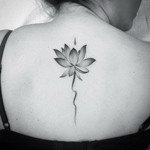 Lotus Flower Tattoo en la parte posterior. 