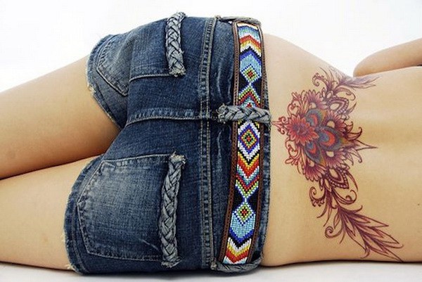 Tatuaje floral en la parte inferior de la espalda. 