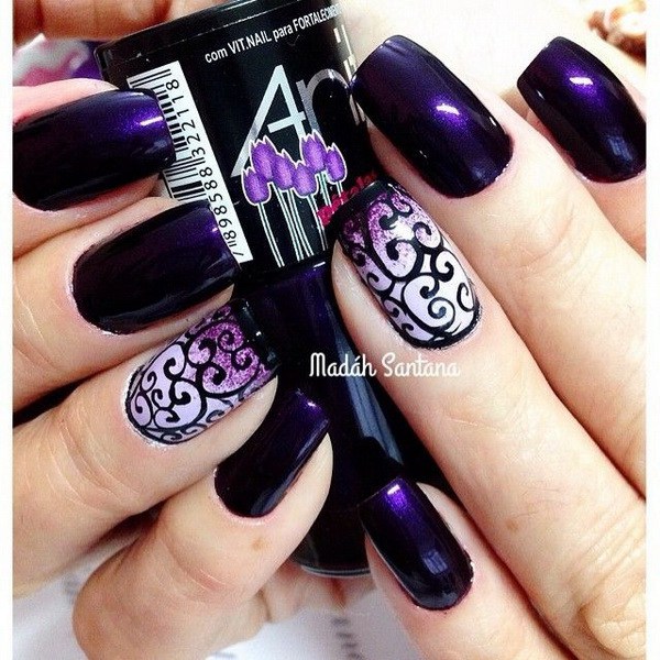 Dark Purple Nails con diseños de remolinos. 