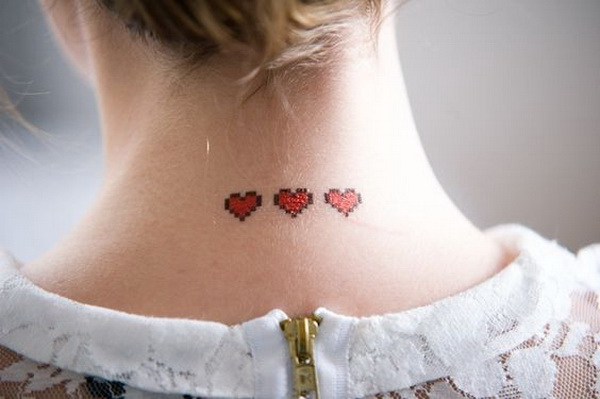 Tres mini tatuaje rojo de los corazones en la parte posterior del cuello. 