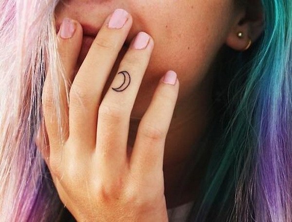 Diseño de tatuaje de dedo de luna pequeña. 
