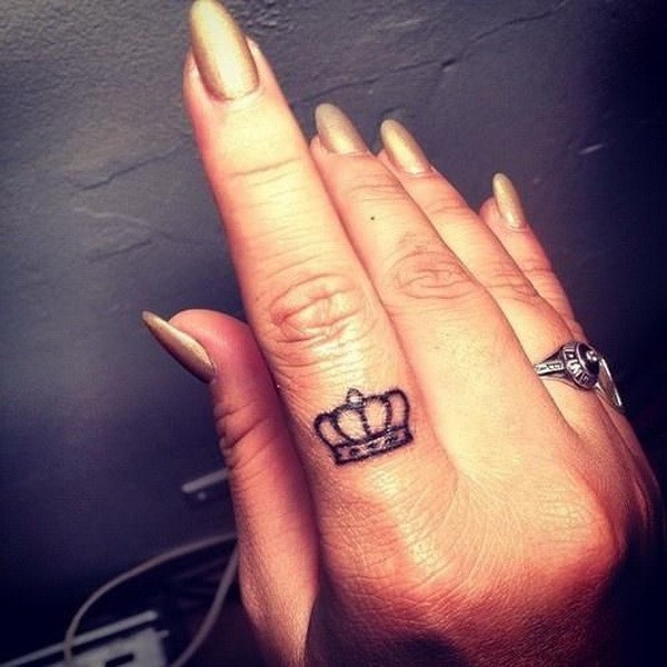 Tatuaje de la corona en un dedo. 