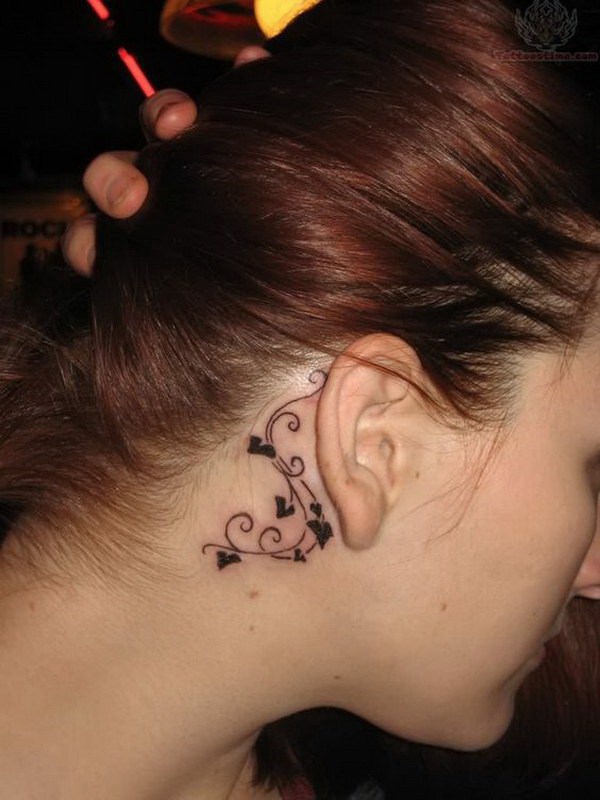 Bonito tatuaje detrás de la oreja. 