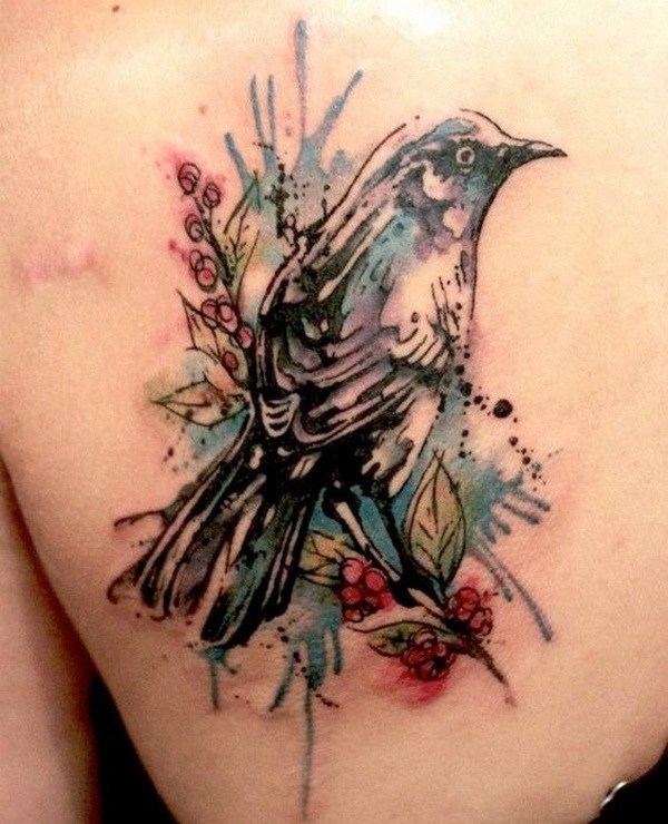 Acuarela tatuaje de pájaro en la espalda. 