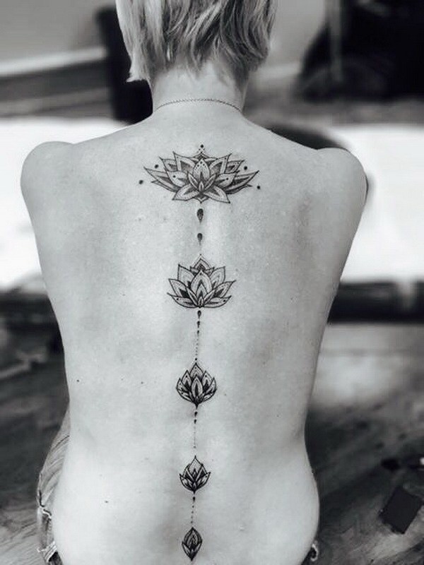Lotus Flowers Tattoo en la espina dorsal. 