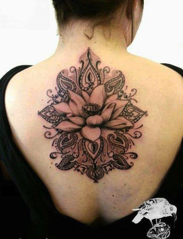 Lotus Flower Tattoo en su espalda. 