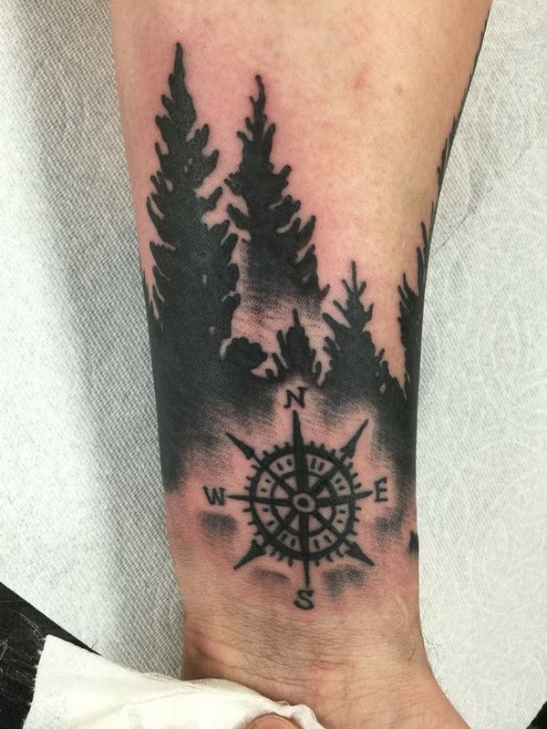 Forrest con un diseño de tatuaje de brújula para hombres. 