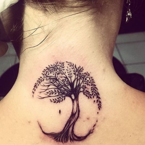 Árbol de la vida del tatuaje en la parte posterior del cuello. 