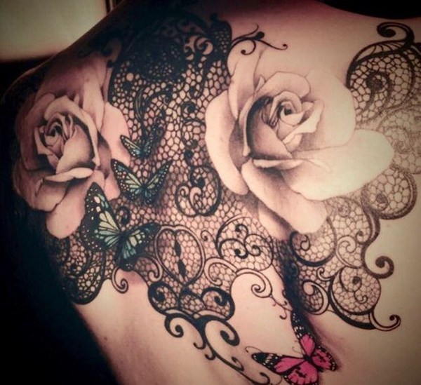Encaje negro, flor, tatuaje de mariposa en la parte posterior 