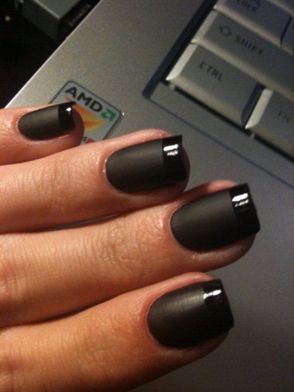 Glossy French Tips Design para uñas negras. 