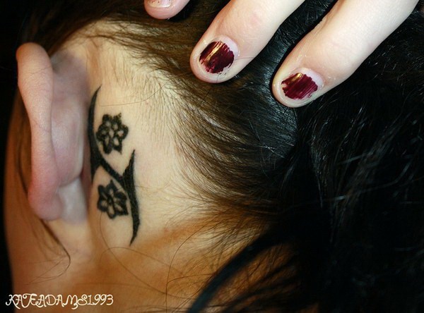 Rose y tribal detrás del tatuaje del oído. 