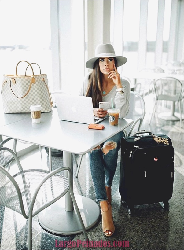 Airport-fashion-outfits-to-travel-in-style-1