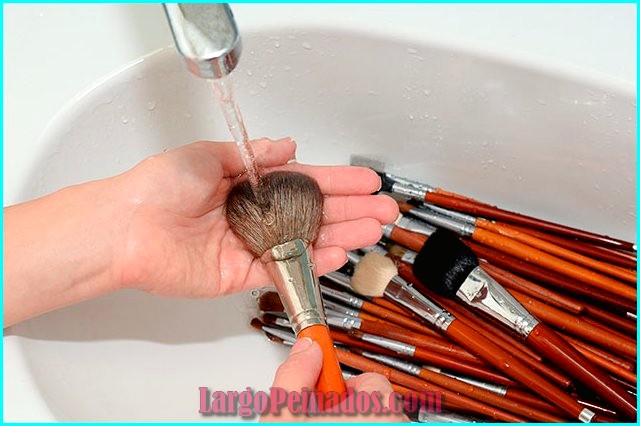 como limpiar brochas de maquillaje 15