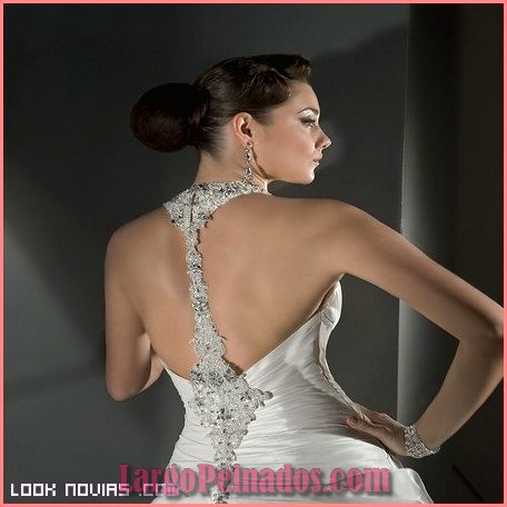 peinados de novia con escote en la espalda 24