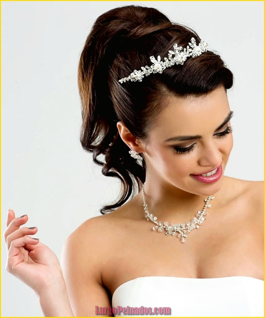 peinados de novia con tiara de flores 1