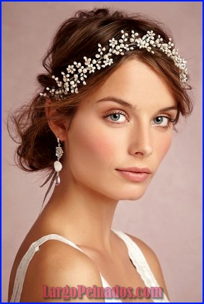 peinados de novia con tiara de flores 11