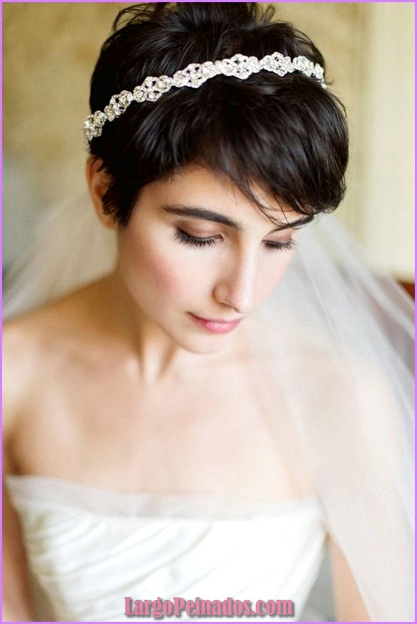peinados de novia con tiara de flores 19