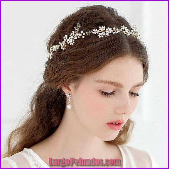 peinados de novia con tiara de flores 18