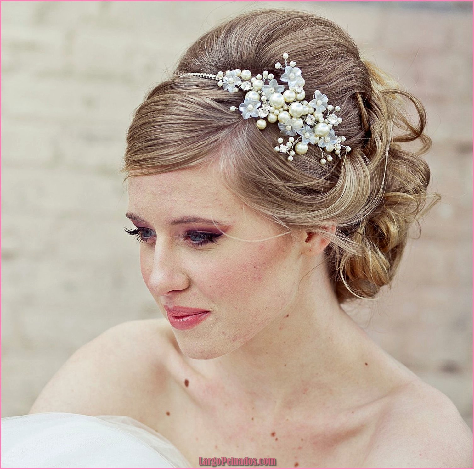 peinados de novia con tiara de flores 15