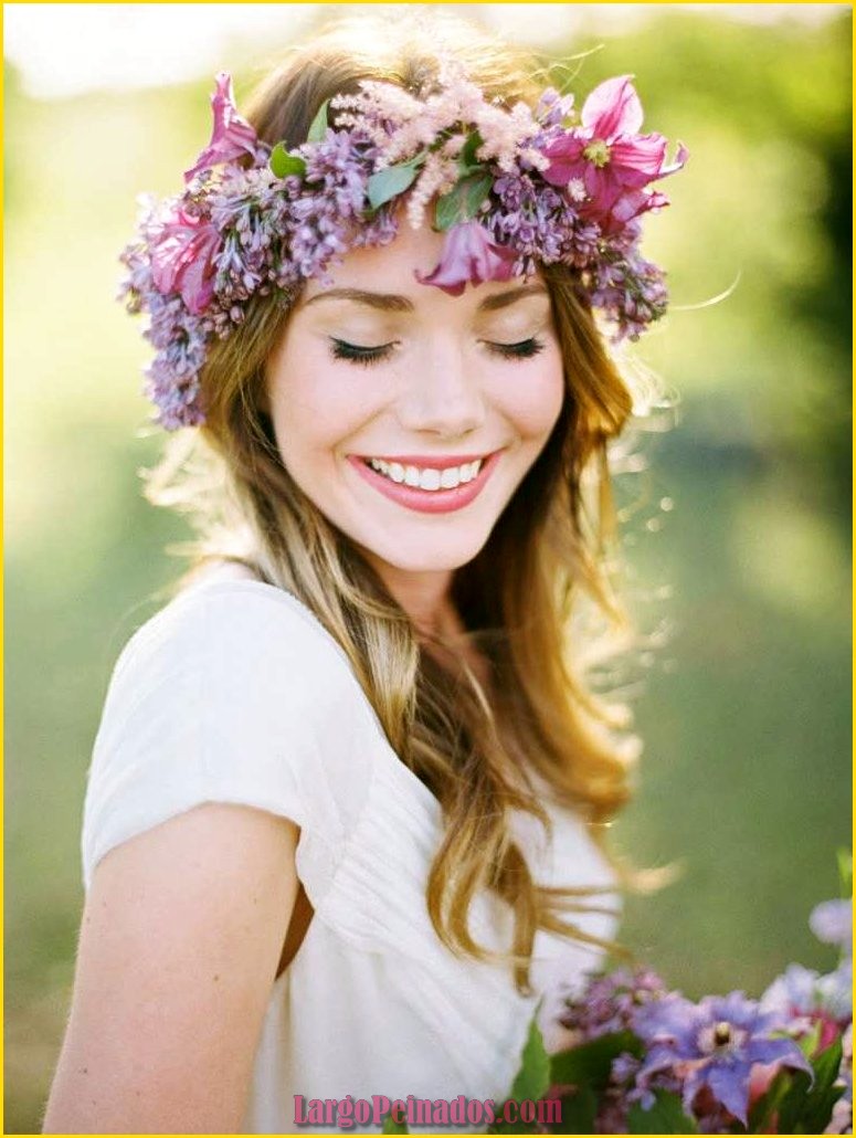 peinados de novia con tiara de flores 21
