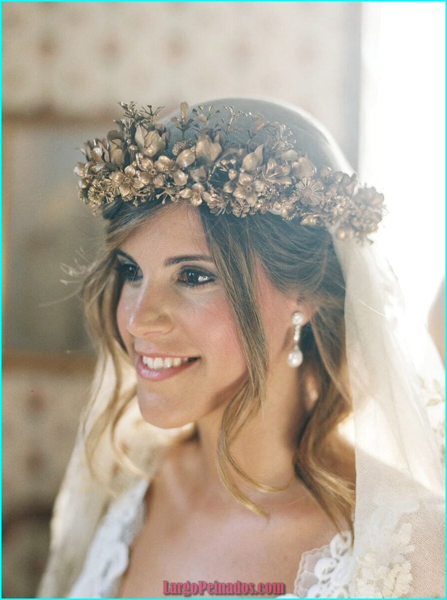 peinados de novia con tiara de flores 27