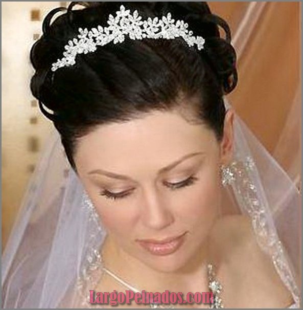 peinados de novia con corona de reina 2