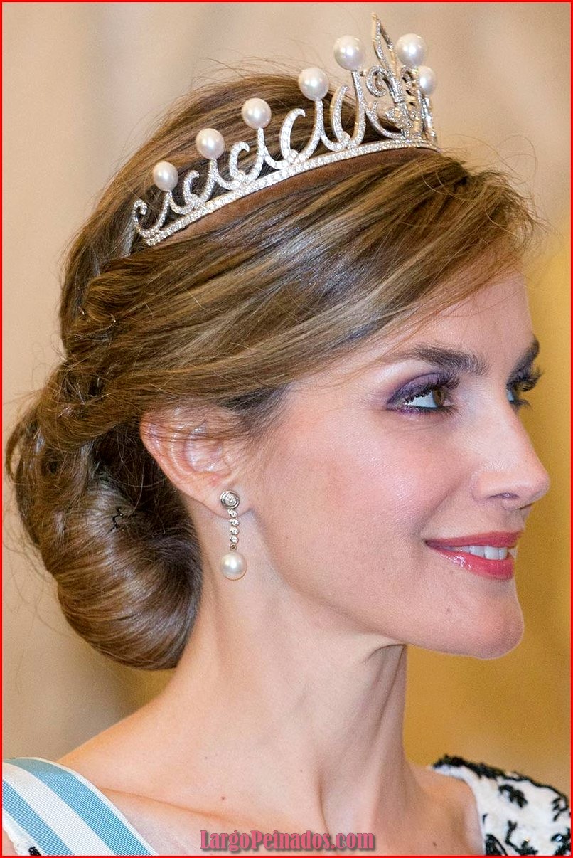 peinados de novia con corona de reina 28