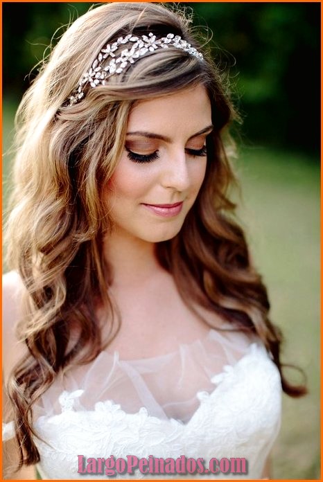 peinados de novia pelo suelto con velo y tiara 18