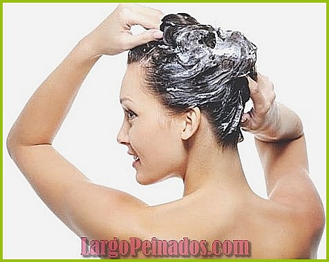 Cómo combatir el frizz en el cabello rizado